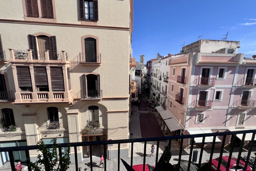 Apto en calle de las farmacias en “La Marina”