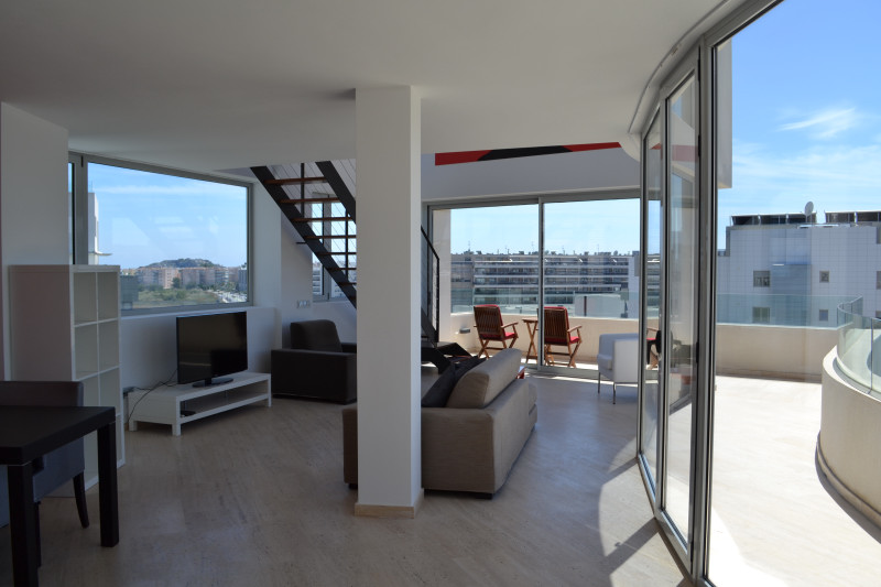 Espectacular ático duplex con vistas a dalt Vila y playa de talamanca.